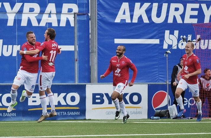 Guðjón Pétur Lýðsson fagnar með félögum sínum eftir að hann kom Val í 1-0.