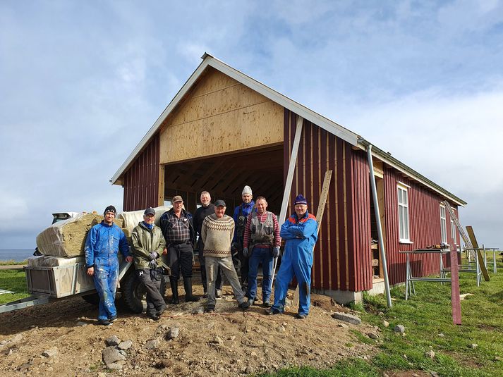 Hópur metnaðarfullra Flateyinga og góðvina eyjunnar hafa reist slökkvistöð í eynni.