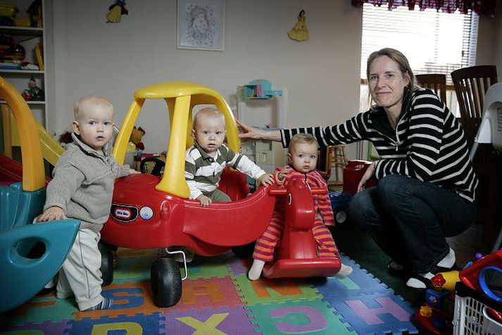 Ólöf Lilja Sigurðardóttir ásamt börnunum Í nóvember og fram til áramóta var lítið sem ekkert að gera hjá dagforeldrum og margir þeirra hættu störfum. Nú er „allt vitlaust“ segir Ólöf en leikskólasvið segir eftirspurnina bundna við miðbæinn. 
fréttablaðið/arnþór