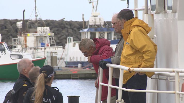 Skipverjarnri þrír ræða hér við lögreglumenn á bryggjunni í Grindavík í morgun.