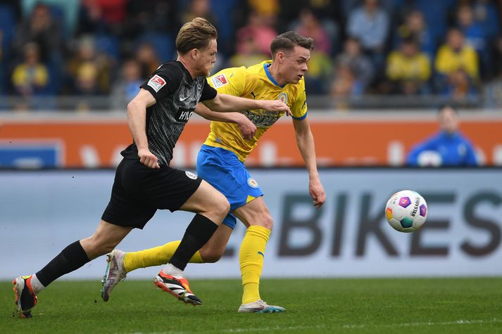 Þórir Jóhann Helgason með boltann í þessum mikilvæga sigri Eintracht Braunschweig í dag.