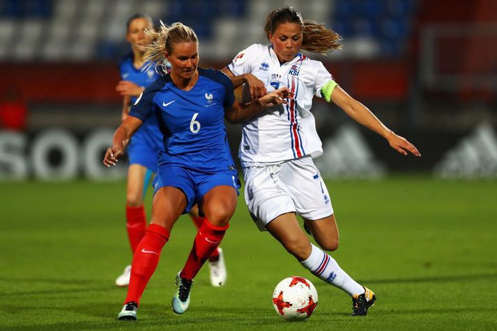 Amandine Henry í baráttu við Söru Björk Gunnarsdóttur á EM í Hollandi 2017 þar sem Henry fiskaði vítaspyrnu sem tryggði Frökkum 1-0 sigur.