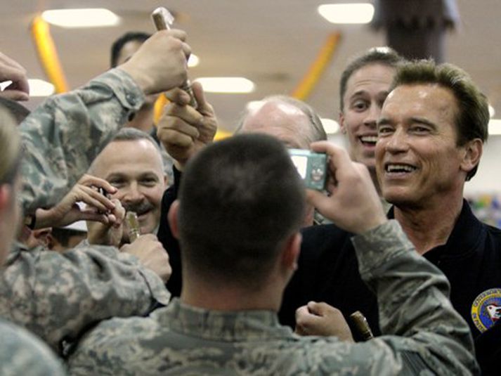 Fylkisstjórinn kom færandi hendi og afhendi fjölda hermanna vindla að gjöf. Mynd/AP