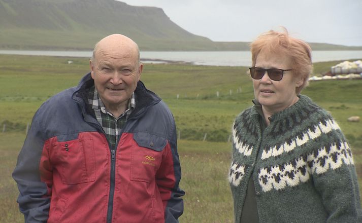 Hjónin Eiríkur Kristjánsson og Vigdís Sigurðardóttir eru bændur í Borgum í Kollavík. Kollavíkurvatn sést fyrir aftan.