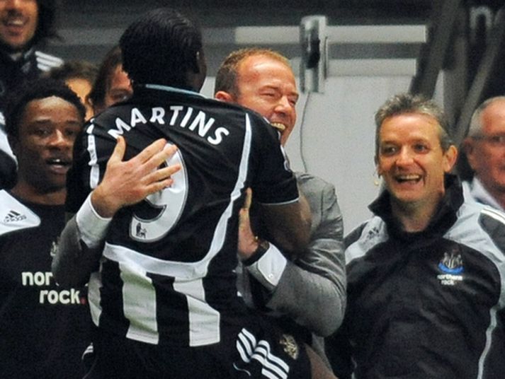 Obafemi Martins hljóp beint til Alan Shearer eftir að hann skoraði.