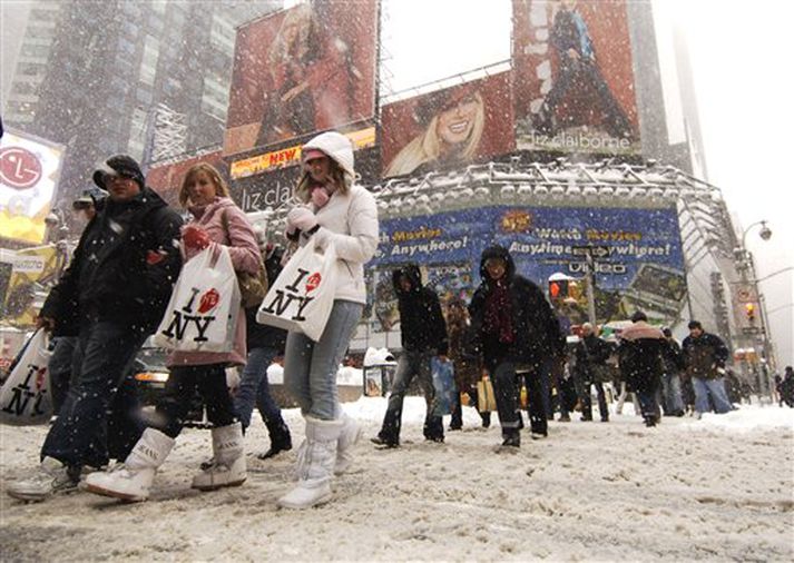 Fólk á göngu við Times-torg í New York í gær. Nærri 60 sentímetra jafnfallinn snjór var í Central Park í gær.