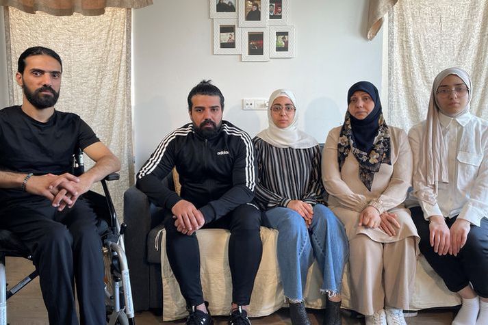 Rodzina, która została deportowana i powróciła na Islandię. Od lewej: Hussein Hussein, Sajjad Hussein, Yasameen Hussein, Maysoon Al Saedi, Zahraa Hussein.