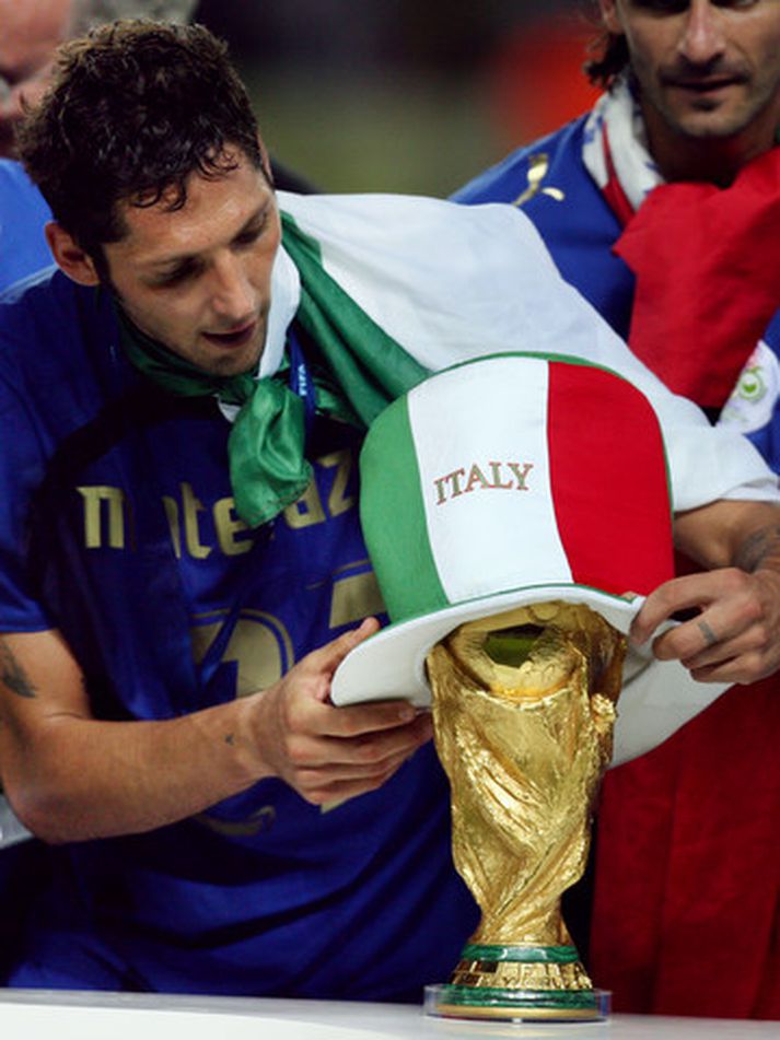 Marco Materazzi bregður á leik með HM-bikarinn fyrir fjórum árum.