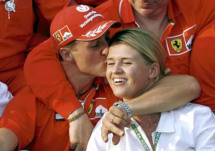 Michael Schumacher smellir kossi á konu sína, Corrinu, eftir að hann varð heimsmeistari 2001.