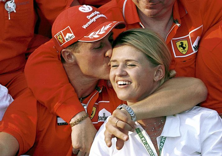 Michael Schumacher kyssir Corrina eignkonu sína eftir að hann hafði tryggt sér einn af sjö heimsmeistaratitlum sínum í formúlu 1.