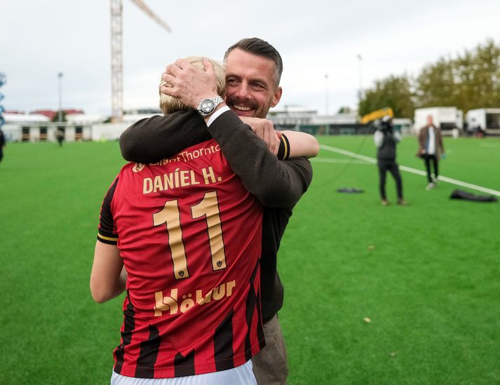 Sölvi Geir Ottesen faðmar Daníel Hafsteinsson eftir að titillinn var í höfn í dag.