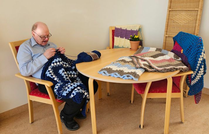 Magnús Þorfinnsson, heklumeistari á Klausturhólum, alltaf kallaður Magnús í Hæðargarði situr meira og minna við eitthvað alla daga og heklar og heklar.