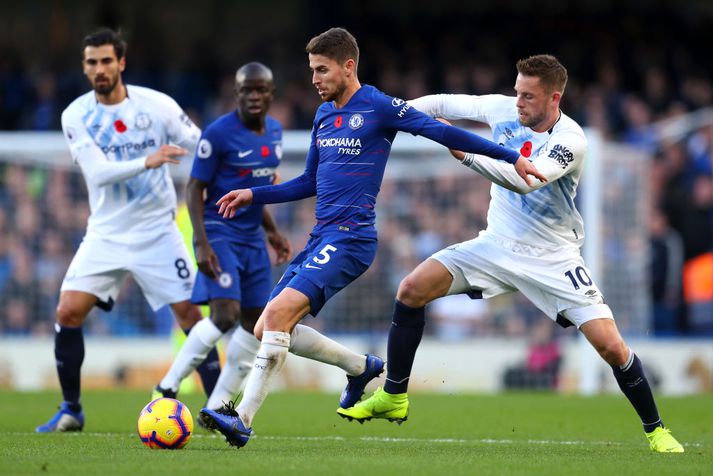 Gylfi í baráttunni við Jorginho í leiknum í dag