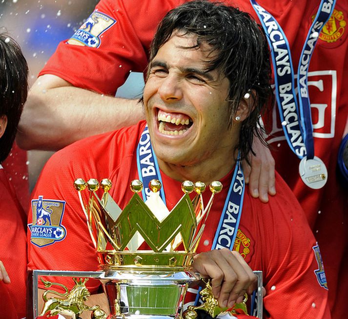 Carlos Tevez fagnar titlinum með Manchester United.