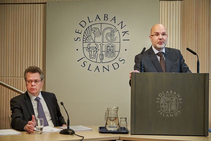 Már Guðmundsson seðlabankastjóri og Þórarinn G. Pétursson, aðalhagfræðingur Seðlabankans, gefa þinginu skýrslu.