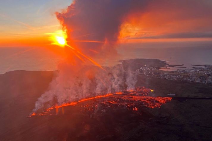 Eldgosið var tilkomumikið í ljósaskiptunum.