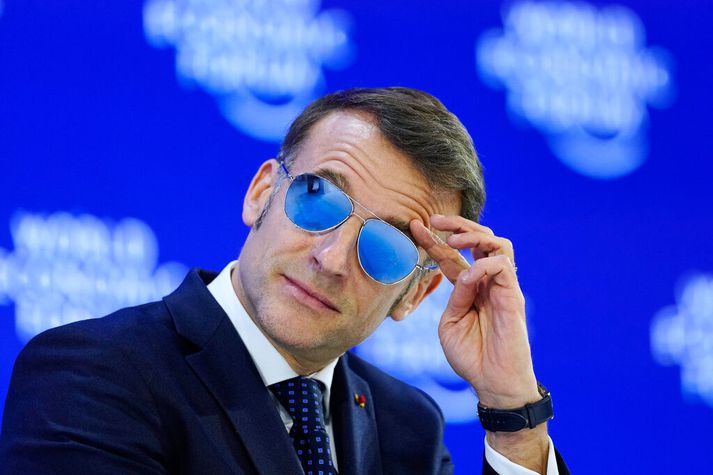 Emmanuel Macron bar sólgleraugu í Davos, vegna meiðsla á auga sem hann hlaut.