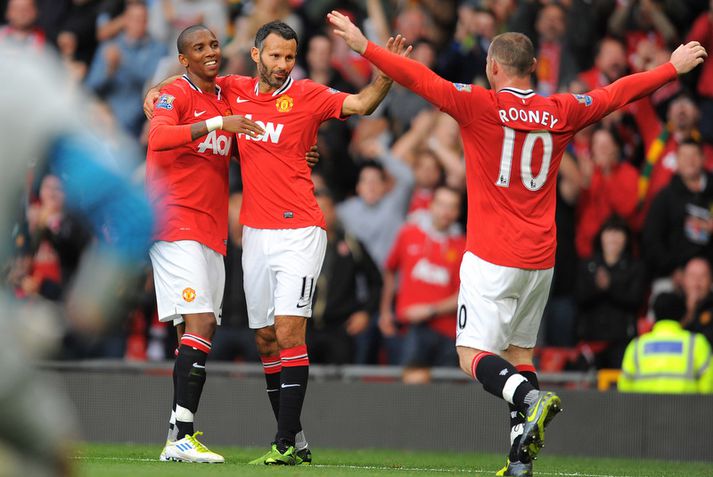 Ryan Giggs fagnar með félögum sínum.