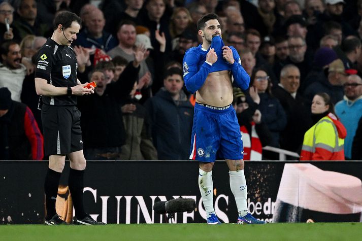 Pedro Neto hefur hér fengið að líta rauða spjaldið hjá Darren England dómara.