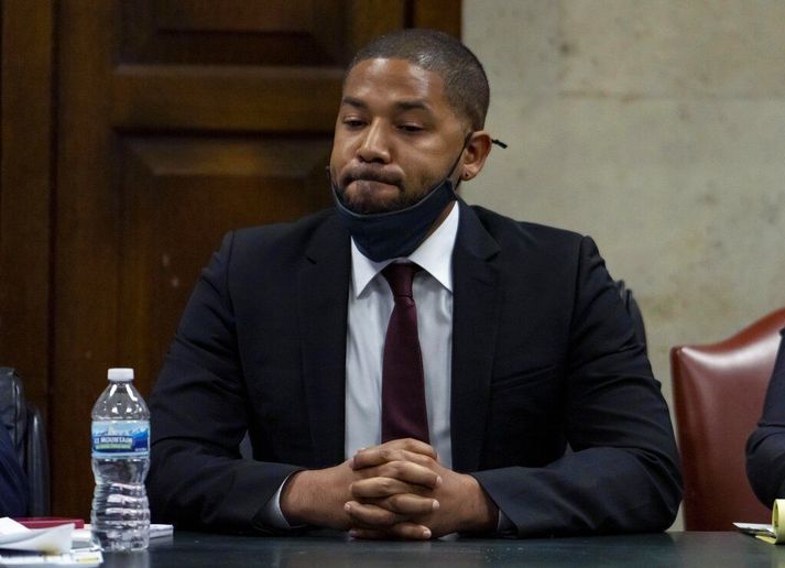 Jussie Smollett í dómsal í Chicago í gær. Kviðdómur fann hann sekan af fimm ákæruliðum í desember síðastliðinn en dómari greindi frá refsingu yfir leikanum í gær.