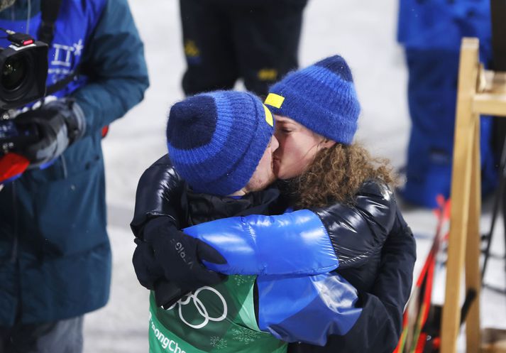 Jesper Nelin og Hanna Öberg kyssast á Vetrarólympíuleikunum í Pyeongchang 2018. Þau eru ekki lengur par en leituðu ekki langt yfir skammt að nýjum mökum.