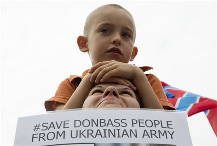 Móðir og sonur hennar mótmæla í Donetsk í gær.