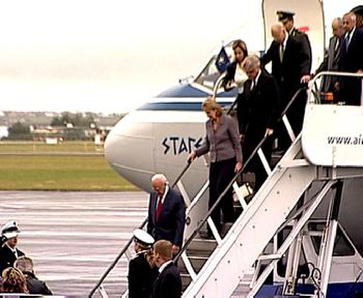 Karolos Papoulias og eiginkona hans, May Papoulia, lentu í nepjunni á Reykjavíkurflugvelli á sjötta tímanum í dag.