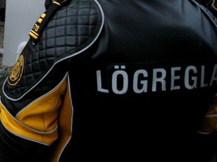 Lögregla handtók mennina örskömmu eftir að tilkynning barst um að þeir væru að ógna manni með riffli.