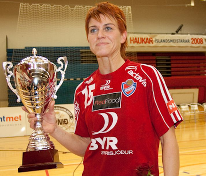 Hanna Guðrún Stefánsdóttir með deildarmeistarabikarinn.