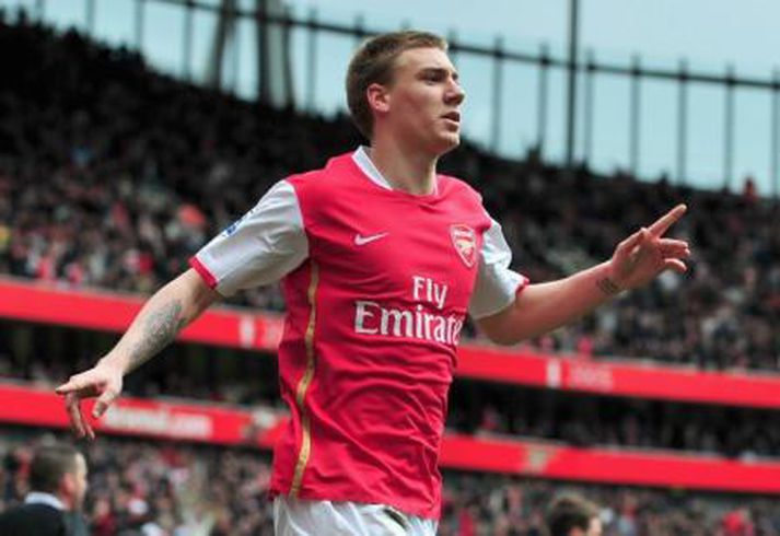 Nicklas Bendtner fagnar hér jöfnunarmarki sínu fyrir Arsenal.