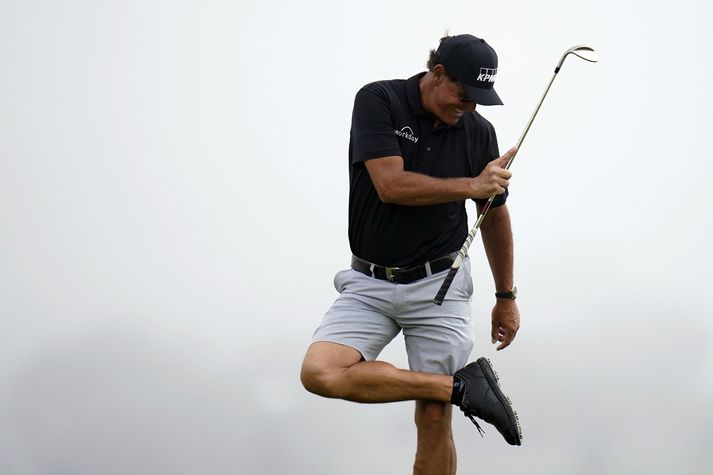 Phil Mickelson sést hér á æfingahringnum sínum á Torrey Pines golfvellinum í San Diego.