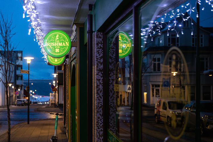 Handtakan sem deilt er um átti sér stað aðfaranótt mánudagsins 18. mars 2019 á Irishman Pub, þar sem Café Rosenberg var áður.