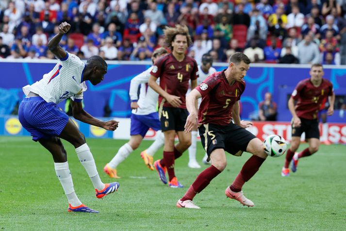 Jan Vertonghen fær boltann í sig og lélegt skot Randal Kolo Muani verður allt í einu óverjandi.