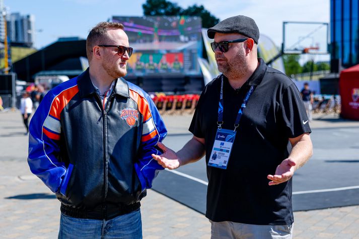 Valur Páll í leddaranum góða sem verður líklega ekki notaður aftur í Katowice. Henry Birgir skilur ekkert í þessari vitleysu.