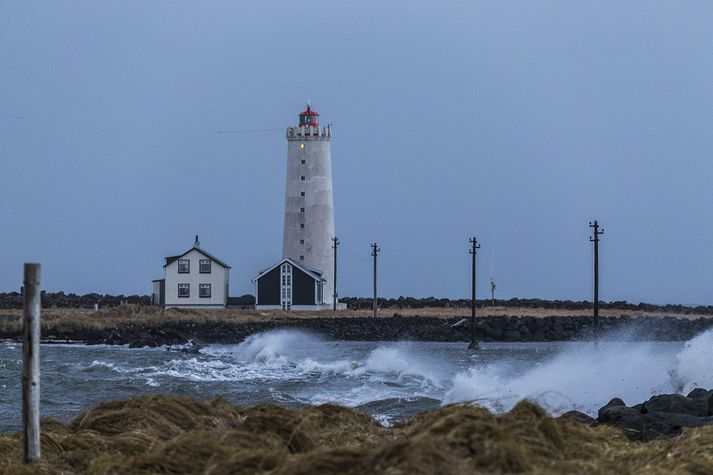 Á höfuðborgarsvæðinu verða 10 til 18 metrar á sekúndu í fyrstu og 13 til 20 undir hádegi. 