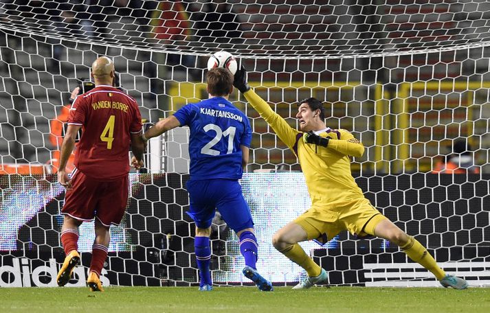 Courtois með eina af mörgum glæsivörslum sínum í gær.