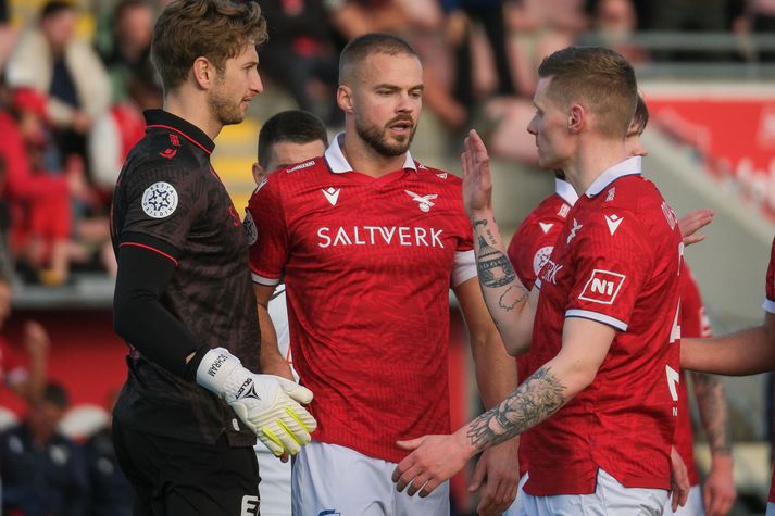 Hólmar Örn Eyjólfsson tryggði Valsmönnum fyrsta sigur sumarsins.