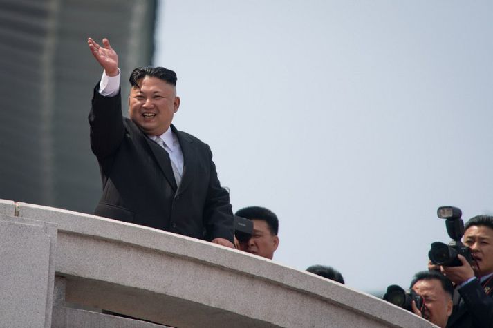 Kim Jong-un, leiðtogi Norður-Kóreu, veifar mannfjöldanum sem safnaðist saman á hátíðahöldum í Pyongyang, höfuðborg landsin.