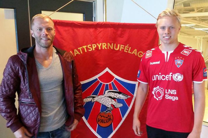 Sveinn Aron fetar í fótsport föður síns og afa.