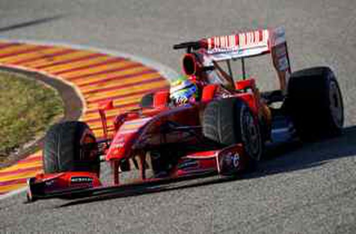 Felipe Massa ekur Mugello brautina í dag á nýjum Ferrari.