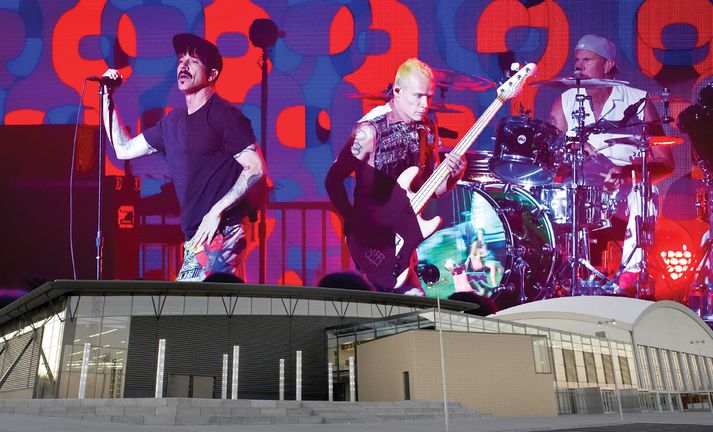 Red Hot Chili Peppers á sviðinu.