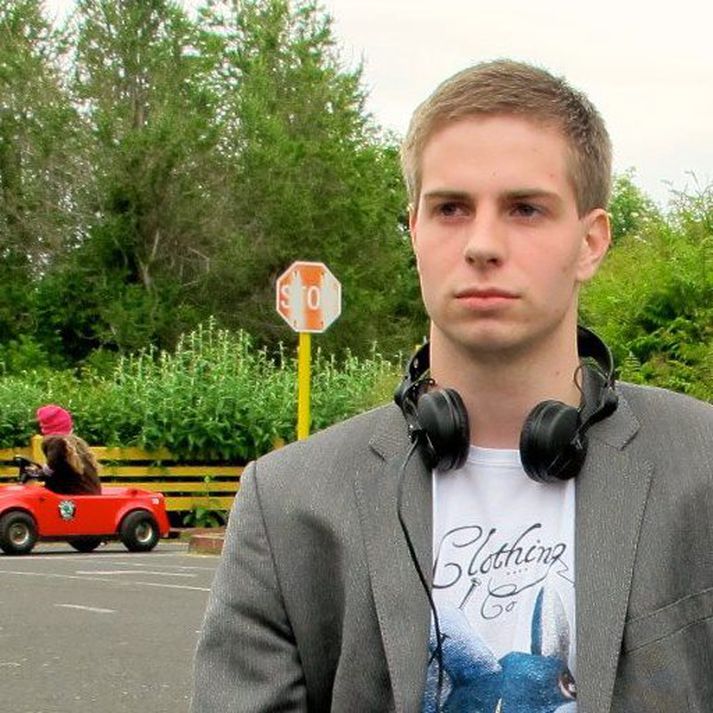 Friðrik Már er á ferðalagi um Bandaríkin, hann er í spennufalli vegna vefsíðunnar sem vinur hans opnaði honum til heiðurs.