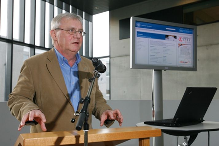 Sigurður Guðmundsson, forseti Heilbrigðisvísindasviðs, opnaði vefinn á Háskólatorgi í dag.