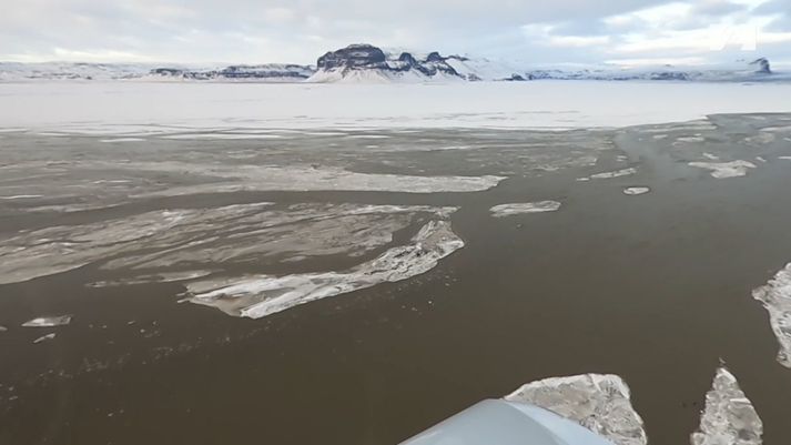 Gígjukvísl í gær þar sem hún flæmdist um Skeiðarársand, neðan hringvegarins. Fjær sést í Lómagnúp.