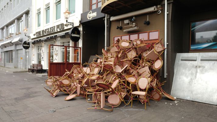 Ingvar Högni, starfsmaður Café París, náði myndum af stólahrúgunni. Það hlýtur að hafa verið gífurlegt þolinmæðisverk að raða stólunum upp þannig að fjallið héldi.