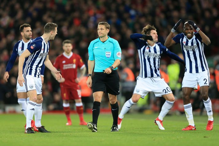 Craig Pawson er hér búinn að dæma Liverpool víti á móti West Brom í enska bikarnum eftir aðstoð frá myndavéladómara. Leikmenn WBA eru allt annað en sáttir.