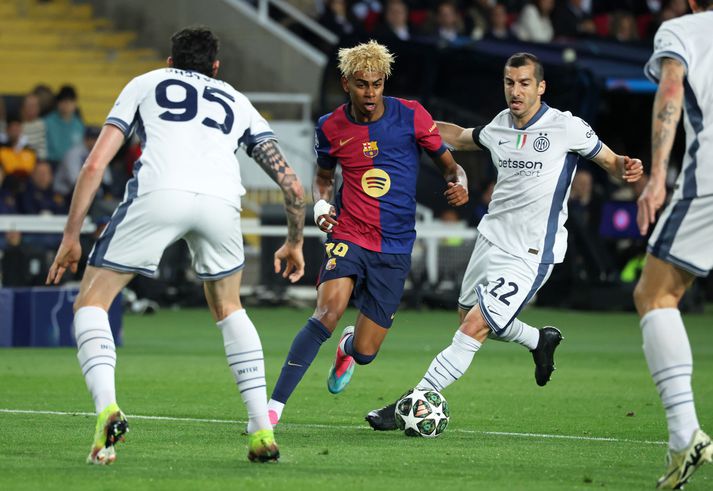 Lamine Yamal skömmu áður en hann skoraði stórkostlegt mark og minnkaði muninn í 1-2 fyrir Barcelona gegn Inter.