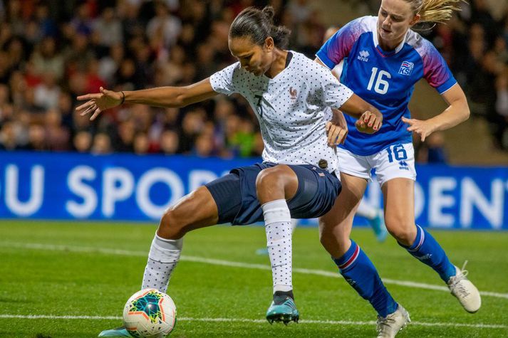 Wendie Renard verst Elínu Mettu Jensen í vináttulandsleik fyrir ári síðan, sem Frakkar unnu 4-0.