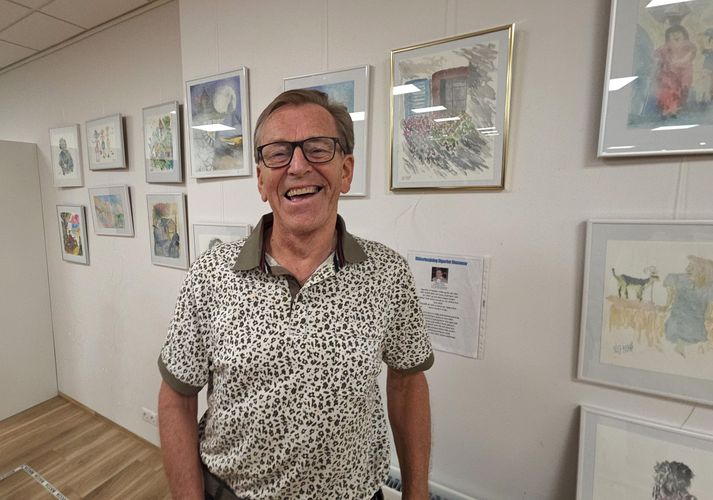 Sigurður, sem lætur ekkert stoppa sig þrátt fyrir að hafa fengið alvarlegt heilablóðfall árið 2007 og lamaðist hægra megin. Nú málar hann myndir á fullu krafti með vinstri hendi en hann var rétthentur fyrir áfall.