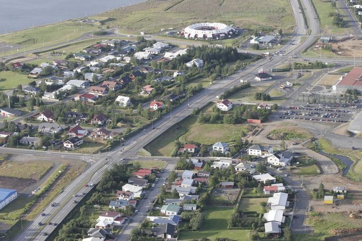 Atvikið átti sér stað á Hafnarfjarðarvegi en 24 voru í rútunni.